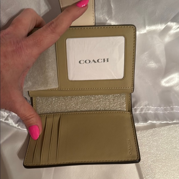 🍓Coach Cream Wallet with Strawberry Print🍓 - Picture 4 of 6